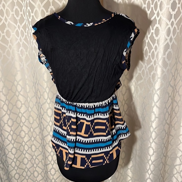 Papaya women’s top size M. Thinner outer material w pattern and black under - Picture 3 of 6